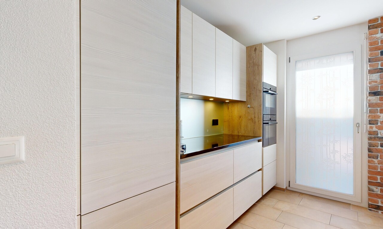 küche mit light floor, white cabinets, weiße schränke, dark countertops, und arbeitsplatten