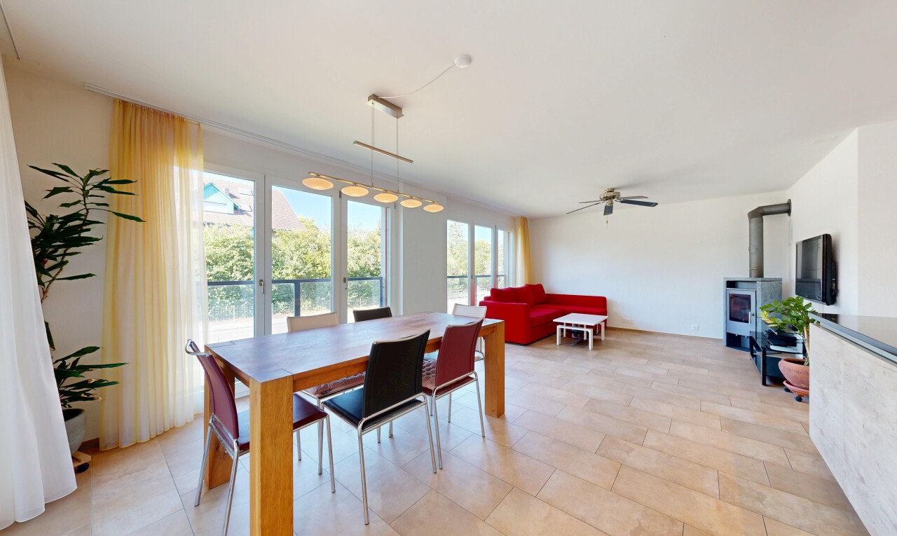wohn- / esszimmer mit drywall, gipskartonwand, deckenventilator, fernseher, und light floor