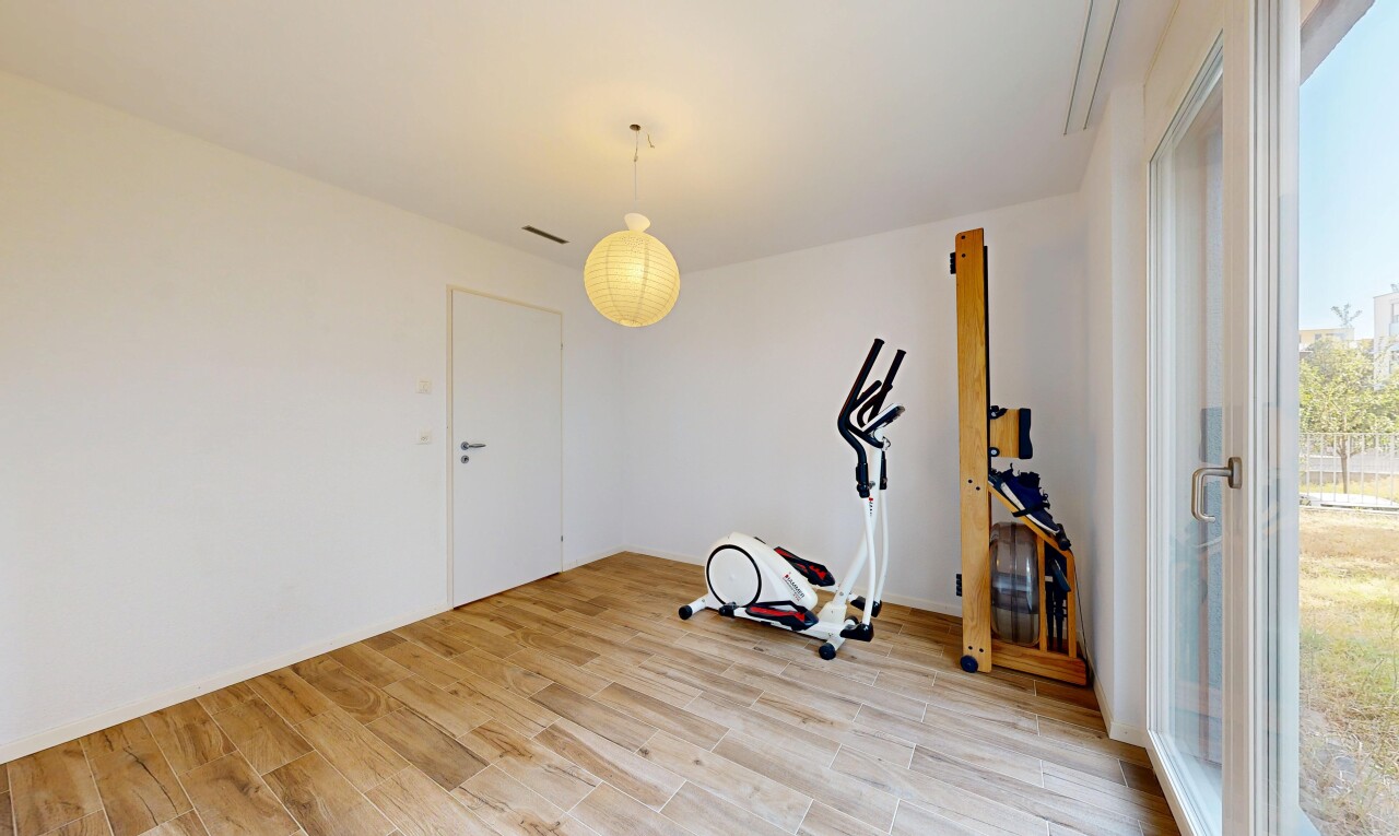 leerer raum mit pendelleuchte, wood finish floor, holzfußboden, drywall, und gipskartonwand