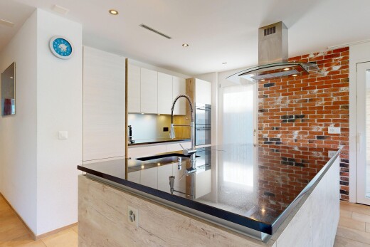 küche mit light floor, dunstabzugshaube, dark countertops, waschbecken, und flat panel cabinets
