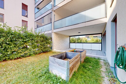 jardin avec balcon, terrasse, et apartment complex view