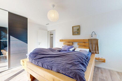 zimmer / schlafzimmer mit drywall, gipskartonwand, wood finish floor, holzfußboden, und light floor