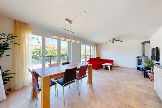 wohn- / esszimmer mit drywall, gipskartonwand, deckenventilator, fernseher, und light floor
