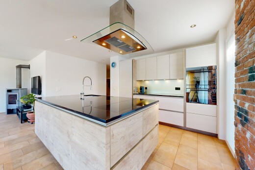 küche mit dunstabzugshaube, light floor, flat panel cabinets, schränke mit flachen paneelen, und dark countertops