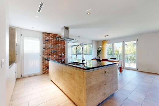 küche mit light floor, dunstabzugshaube, dark countertops, kitchen island sink, und waschbecken