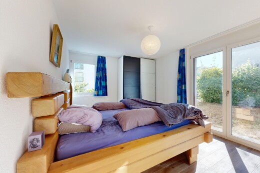 zimmer / schlafzimmer mit außenzugang, inside property, holzfußboden, wood finish floor, und natürliches licht