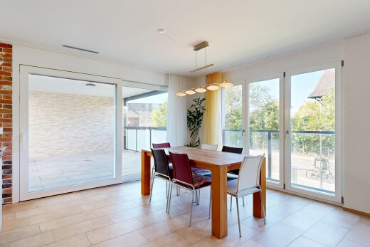 esszimmer mit light floor, inside property, und day time