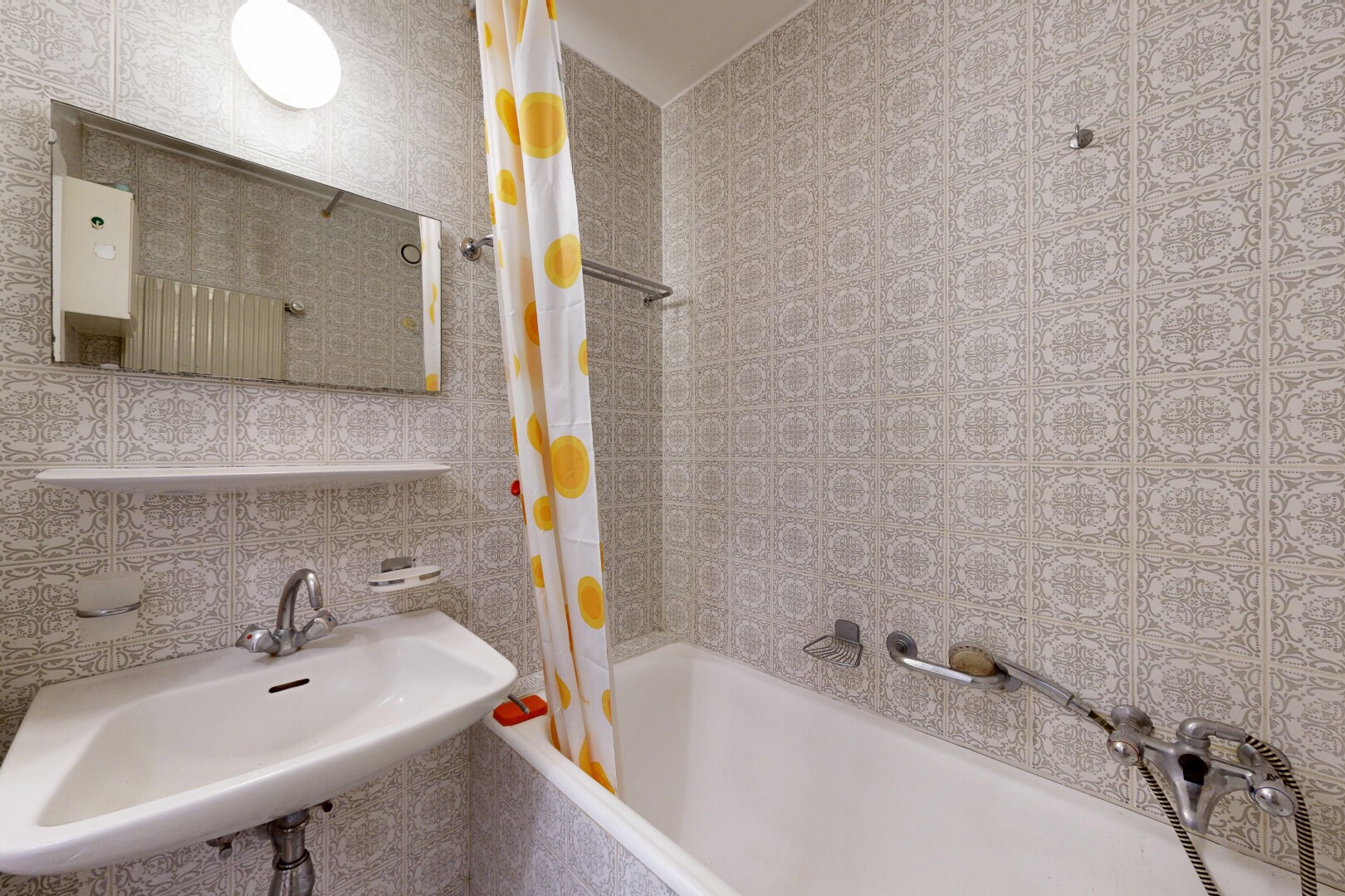bathroom featuring tiled shower / bath combo and tile walls