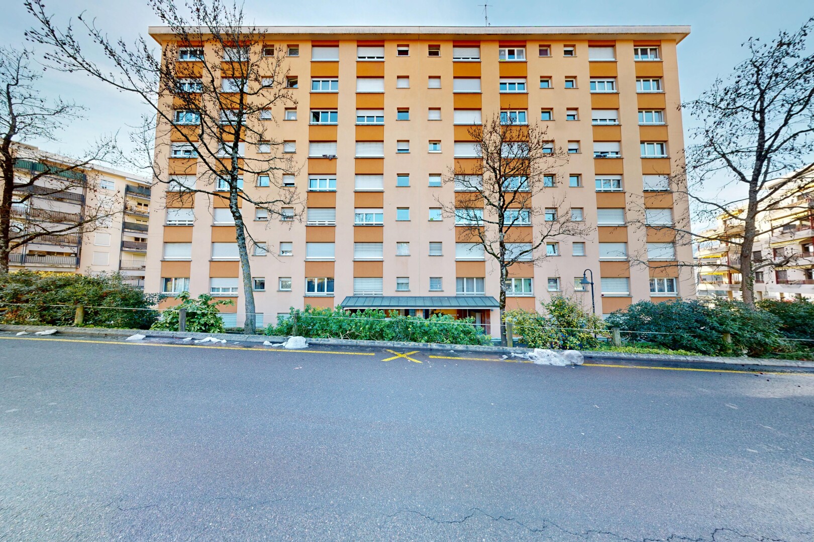 view of apartment building / complex