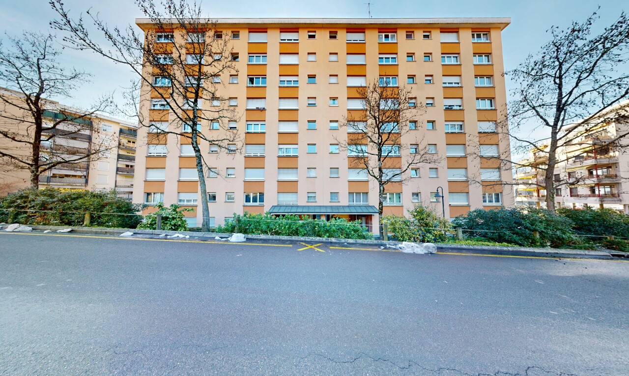 view of apartment building / complex