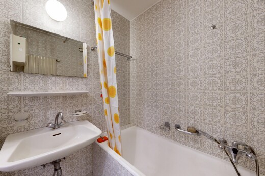 salle de bains avec miroir, évier, salle de bain complète, douche-bain combinés, et inside property