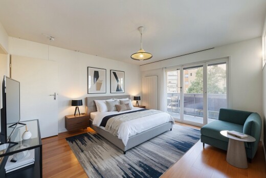 chambre avec inside property, sol en finition bois, wood finish floor, lumière naturelle, et natural light
