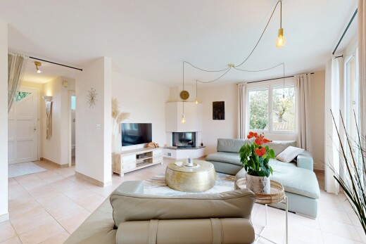 salon avec télévision, inside property, cloison sèche, drywall, et lumière naturelle