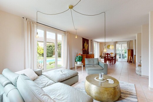 salon / salle à manger avec inside property, sol en carrelage, tile floor, lumière naturelle, et natural light