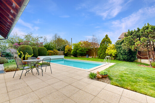 piscine avec terrasse, rampe, pelouse, day time, et piscine