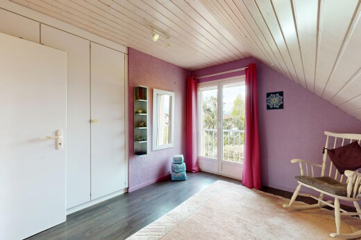 pièce vide avec lumière naturelle, natural light, inside property, plafond voûté, et vaulted ceiling