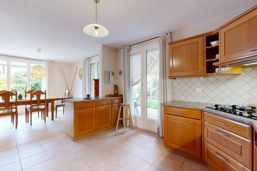 cuisine avec inside property, lumière naturelle, natural light, dosseret, et backsplash