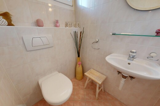 salle de bains avec mur en carrelage, tile wall, miroir, évier, et inside property
