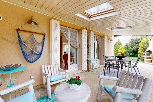 terrasse avec coin repas extérieur et terrasse