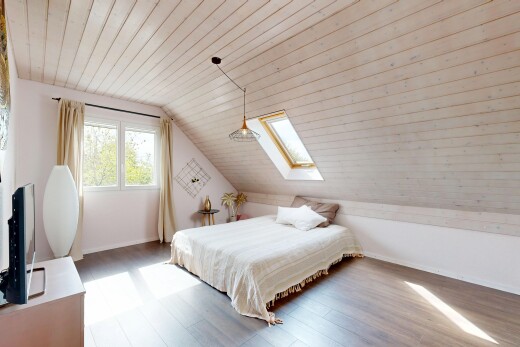 chambre avec pièce supplémentaire, télévision, lumière naturelle, natural light, et puits de lumière