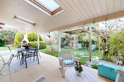 terrasse avec coin repas extérieur, terrasse, from property, et pelouse