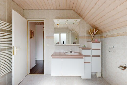 salle de bains avec évier, mur en carrelage, tile wall, sol en carrelage, et tile floor