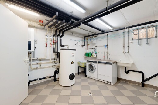 buanderie avec chauffe-eau, vinyl tile, sol en vinyle, vinyl floor, et sous-sol