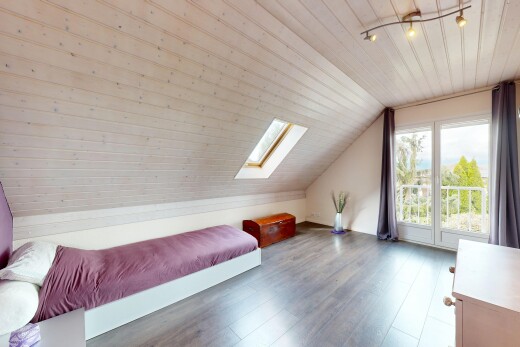 chambre avec pièce supplémentaire, lumière naturelle, natural light, plafond bas, et low ceiling