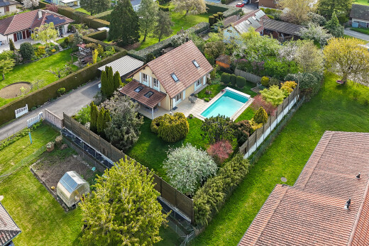 façade avec vue résidentielle, residential view, piscine, clôture, et terrasse