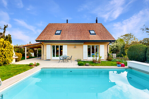piscine avec piscine, day time, terrasse, property visible, et pelouse