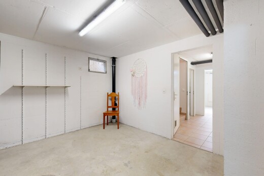 pièce vide avec sous-sol, inside property, sol en béton, concrete floor, et lumière naturelle