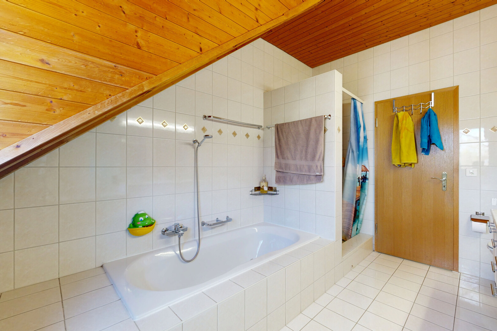 salle de bains avec tile wall, mur en carrelage, douche, tile floor, et sol en carrelage