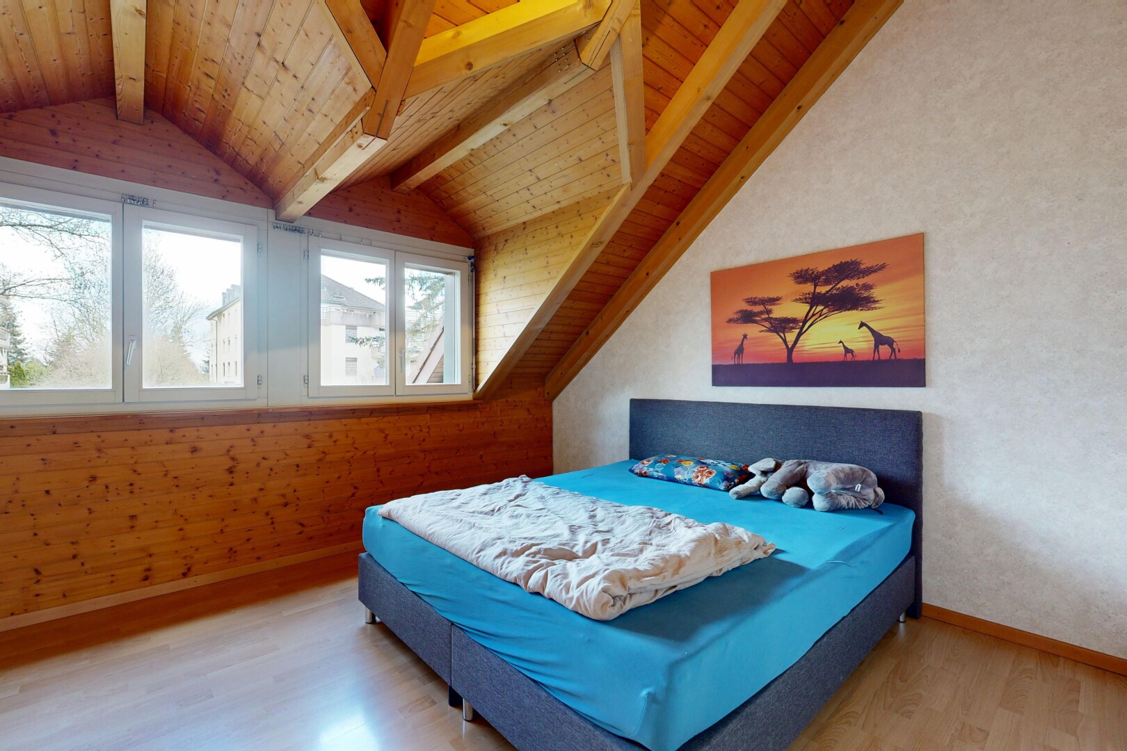 chambre avec plafond à poutres, beamed ceiling, sol en finition bois, wood finish floor, et plafond en bois