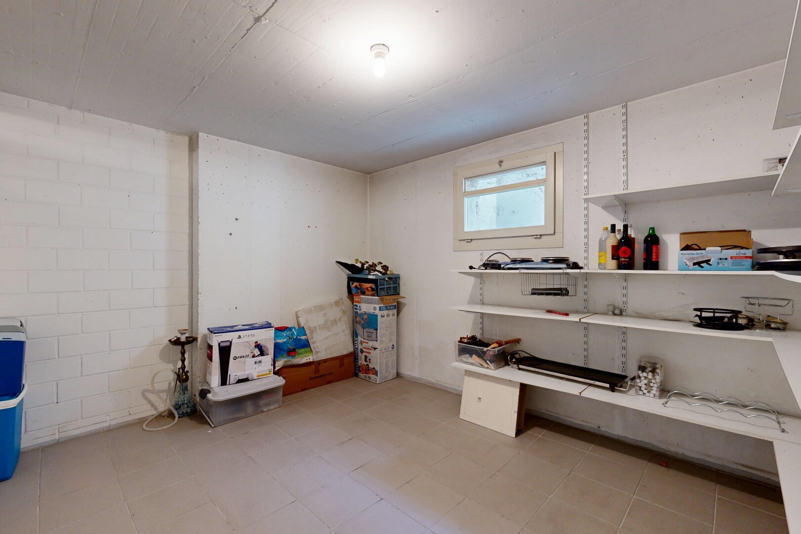 espace intérieur avec light floor, sous-sol, inside property, salle de bain complète, et concrete block wall