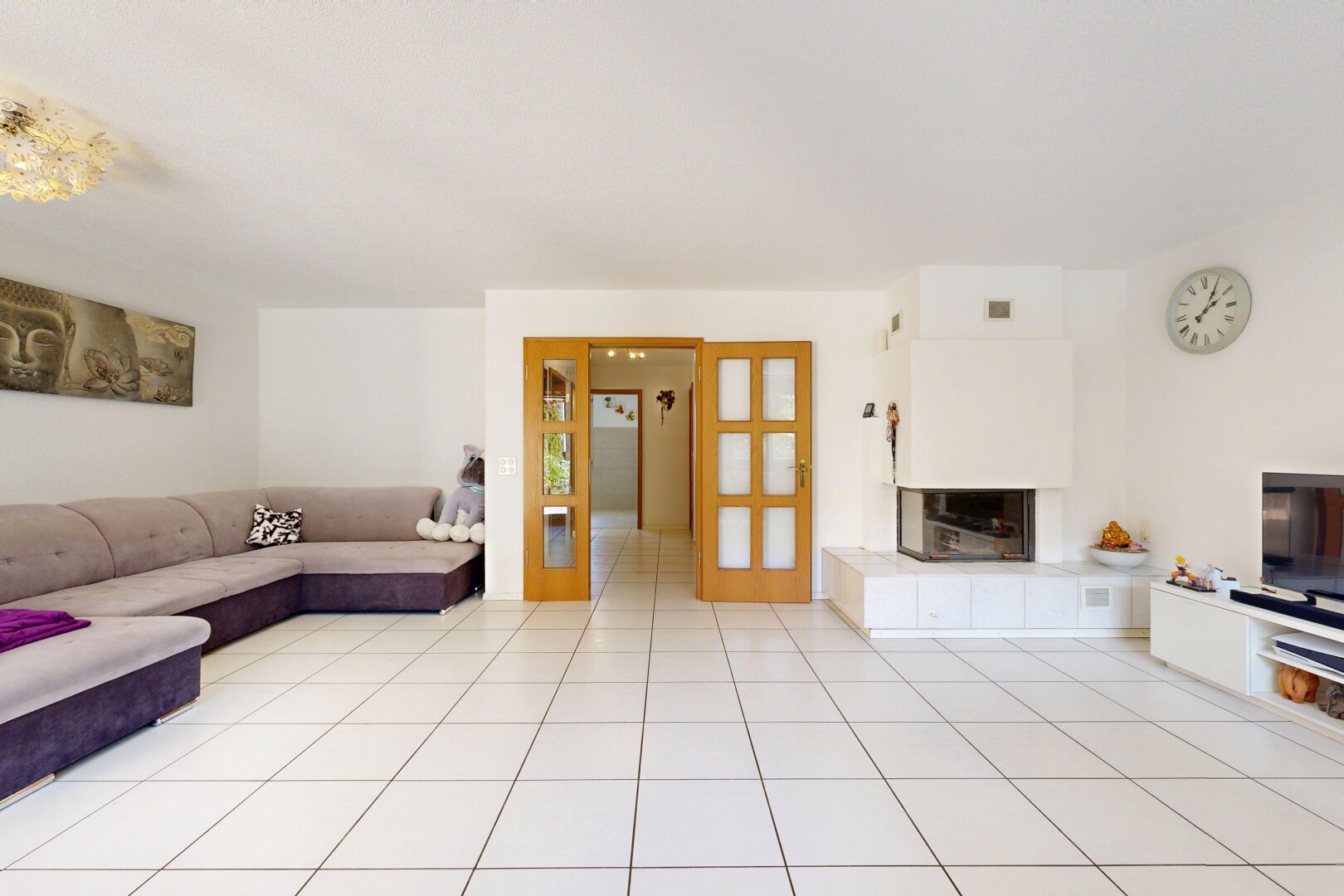 salon avec inside property, drywall, cloison sèche, télévision, et light floor