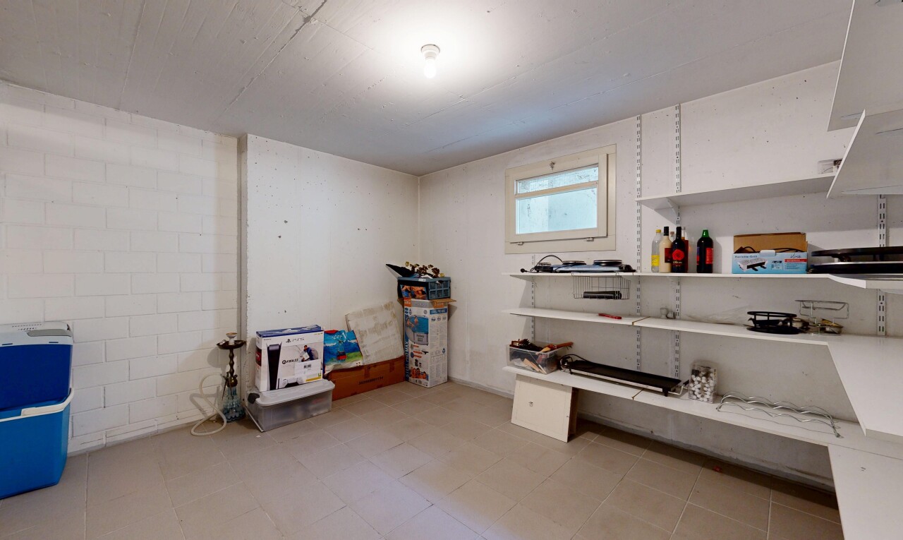 espace intérieur avec light floor, sous-sol, inside property, salle de bain complète, et concrete block wall