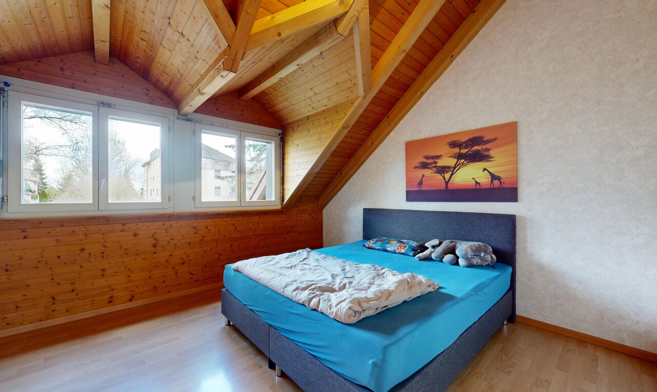 chambre avec plafond à poutres, beamed ceiling, sol en finition bois, wood finish floor, et plafond en bois