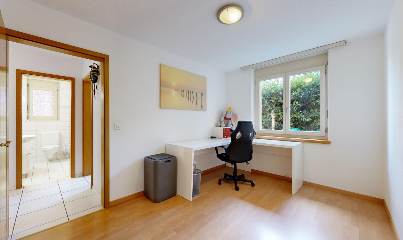 bureau avec espace bureau, cloison sèche, drywall, sol en finition bois, et wood finish floor