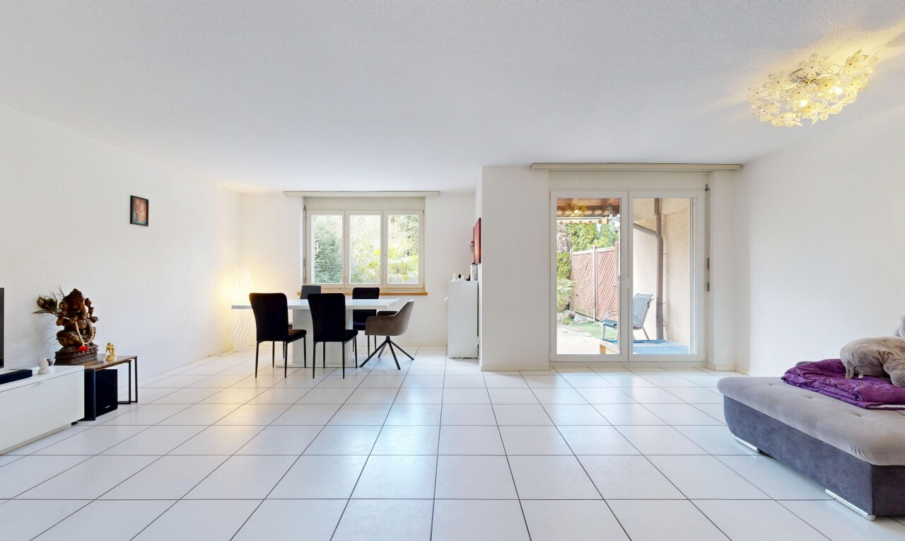 salon / salle à manger avec lumière naturelle, natural light, cloison sèche, drywall, et light floor