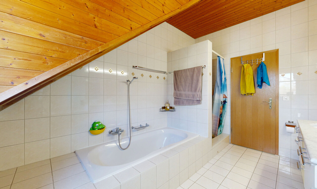 salle de bains avec tile wall, mur en carrelage, douche, tile floor, et sol en carrelage