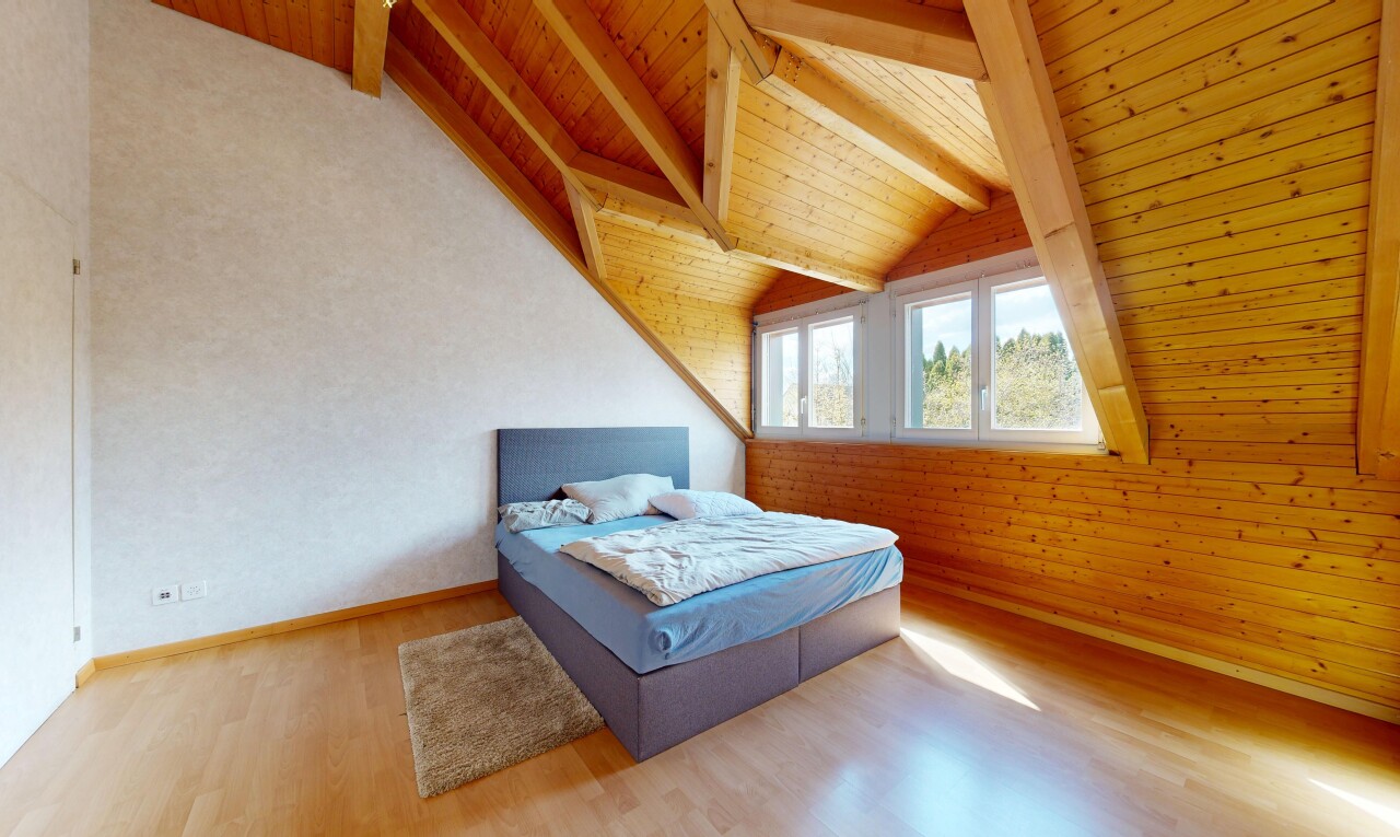 chambre avec plafond à poutres, beamed ceiling, plafond en bois, wood ceiling, et lumière naturelle