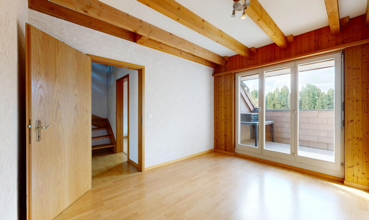 pièce vide avec plafond à poutres, beamed ceiling, inside property, sol en finition bois, et wood finish floor