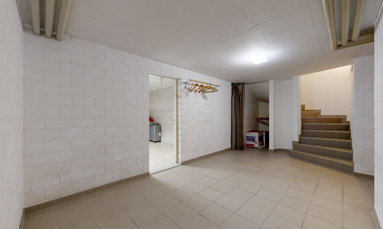 pièce vide avec escaliers, sous-sol, mur en blocs de béton, concrete block wall, et inside property