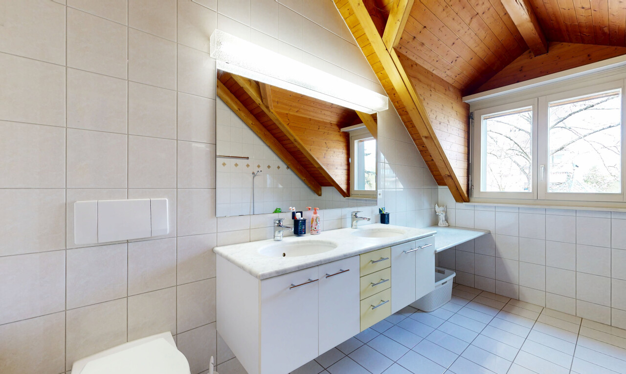 salle de bains avec double vasque, salle de bain complète, light floor, vaulted ceiling, et plafond voûté
