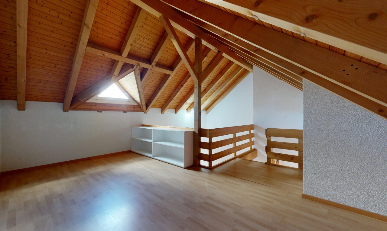 pièce vide avec sol en finition bois, wood finish floor, inside property, plafond bas, et low ceiling