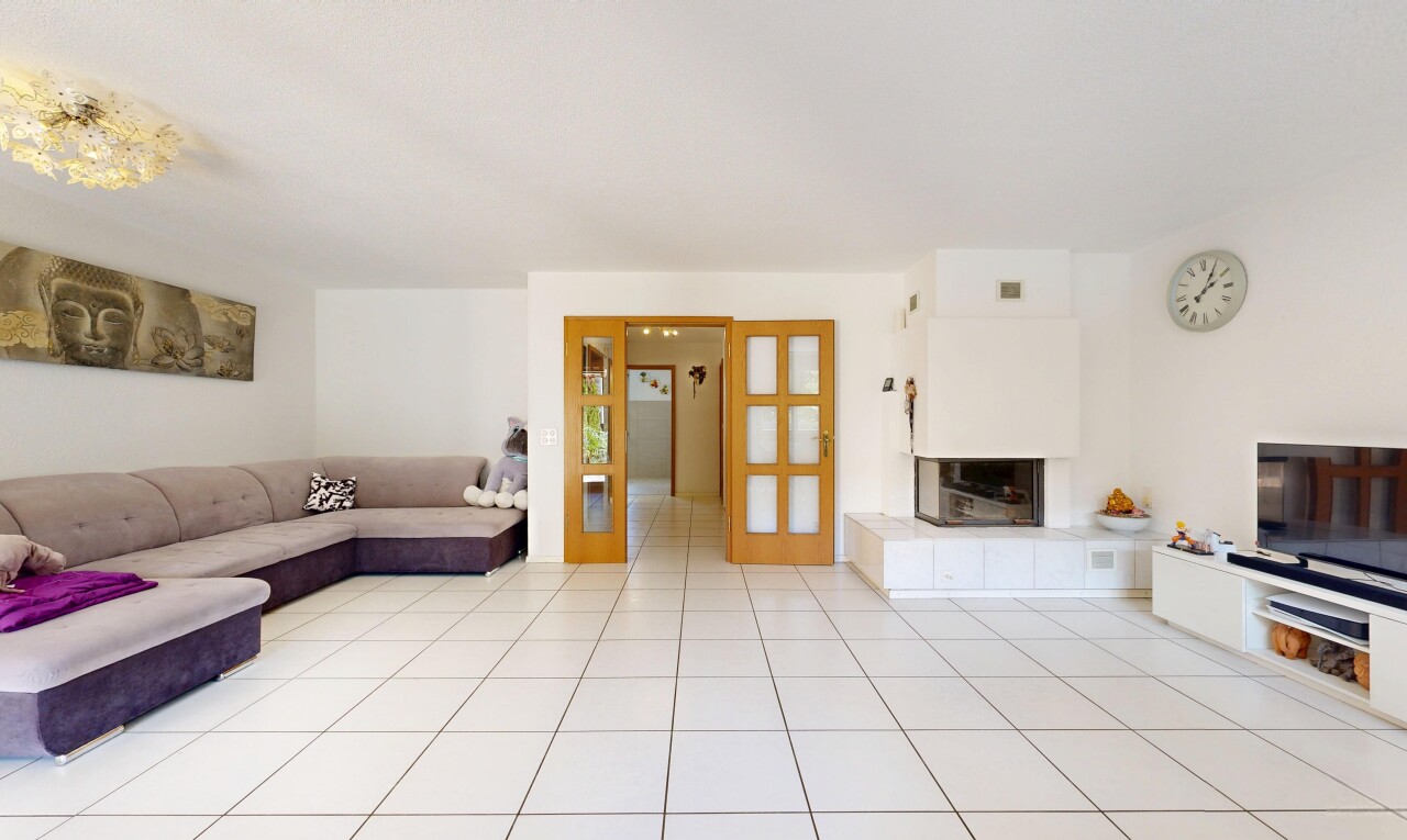 salon avec inside property, drywall, cloison sèche, télévision, et light floor
