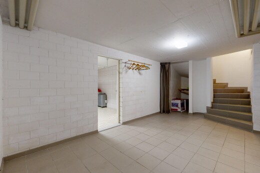 leerer raum mit treppen, keller, betonblockwand, concrete block wall, und inside property