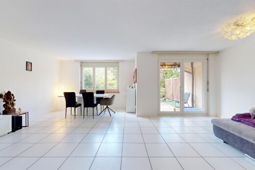 wohn- / esszimmer mit natürliches licht, natural light, gipskartonwand, drywall, und light floor