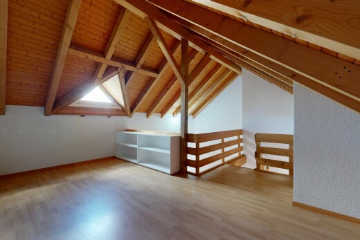 pièce vide avec sol en finition bois, wood finish floor, inside property, plafond bas, et low ceiling