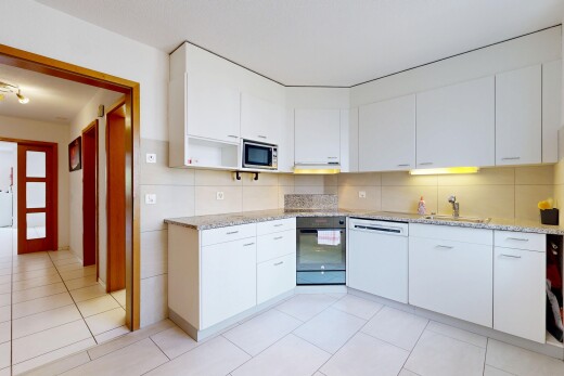 küche mit light floor, weiße schränke, white cabinets, light countertops, und ofen